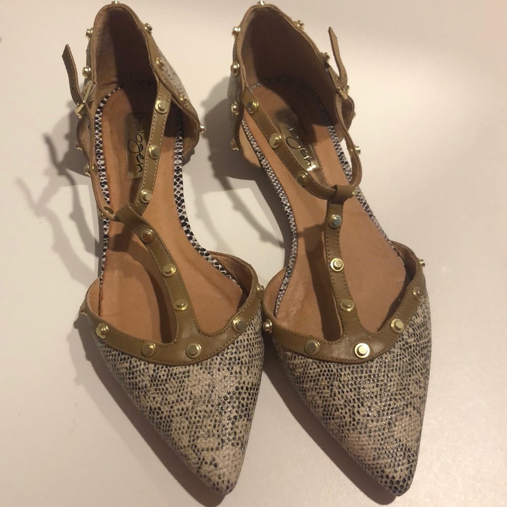 Halogen snake skin pointed flats